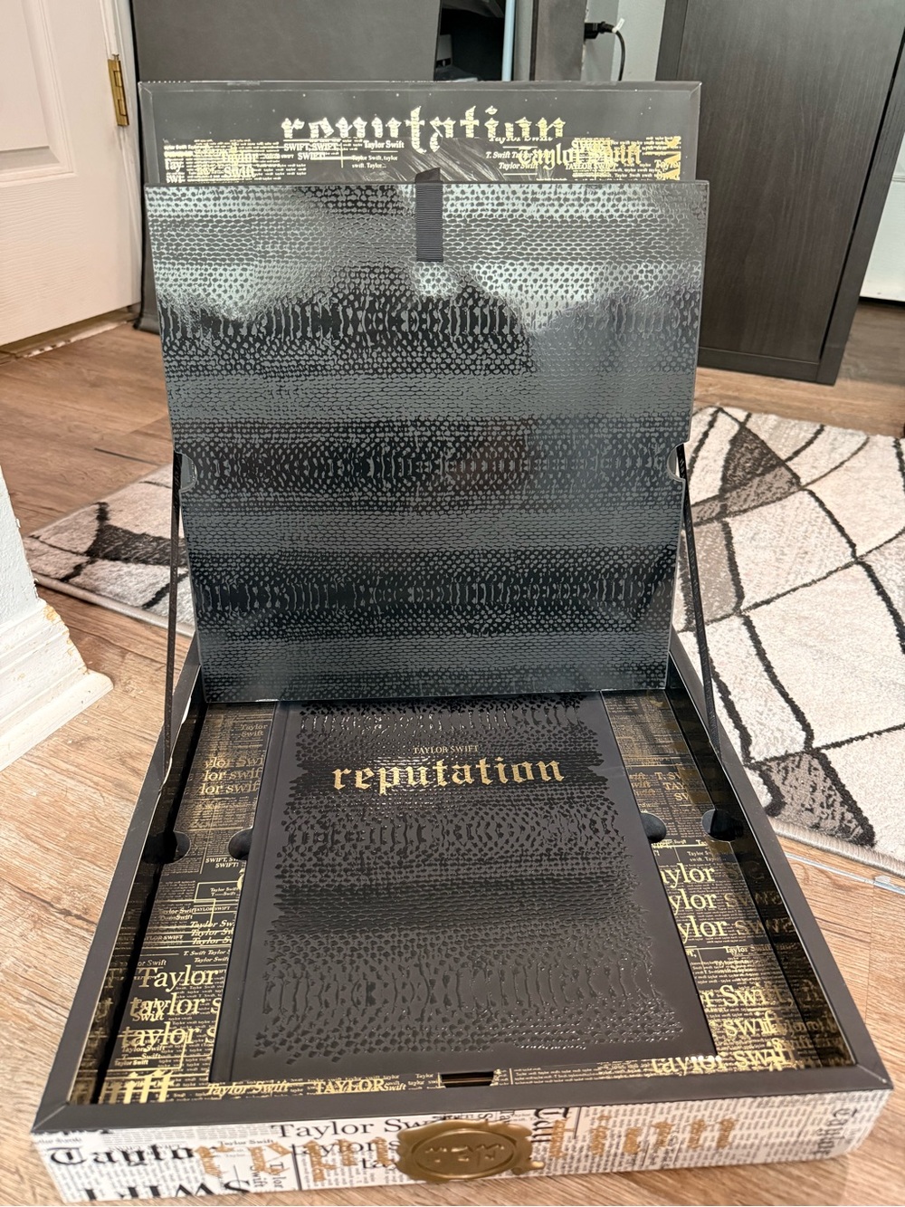 Taylor Swift Reputation VIP Box - Picture 5 of 5